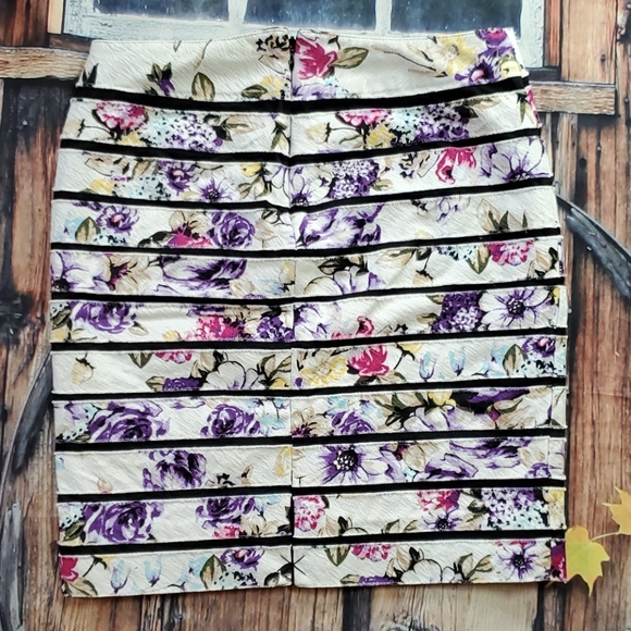 White black house market skirt - Picture 3 of 7